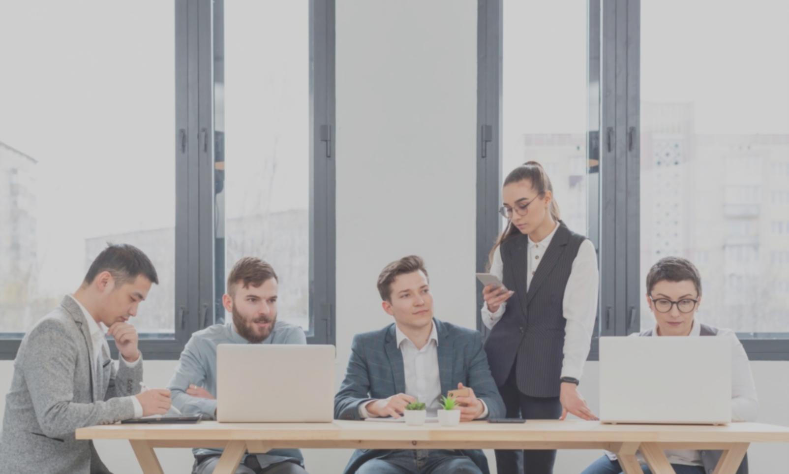Equipo colaborando en desarrollo de cultura corporativa